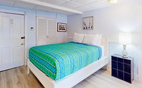 Cozy Lakefront Suite